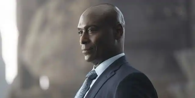 Los atletas olímpicos de Percy Jackson rinden homenaje a Lance Reddick