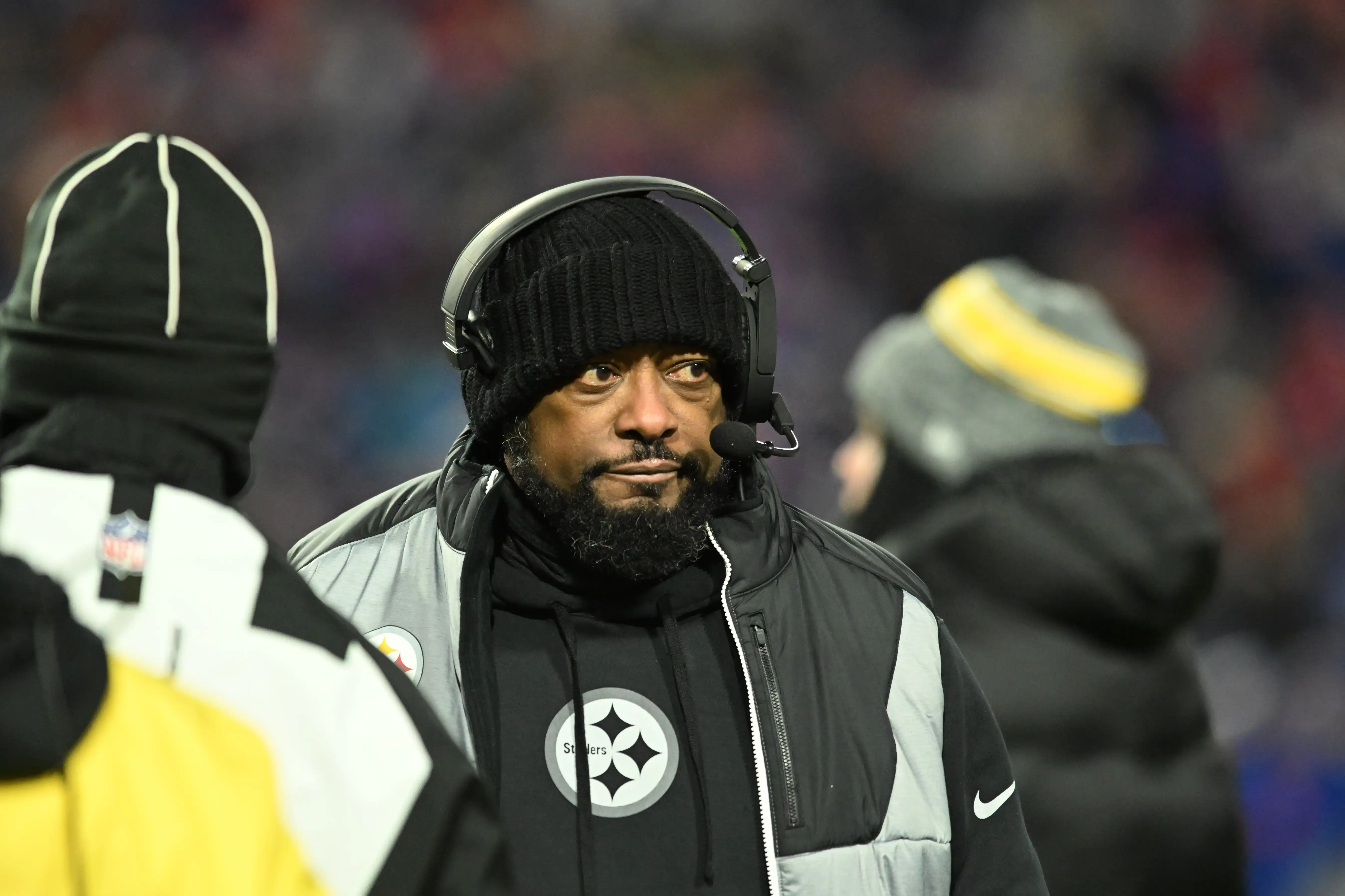 El entrenador en jefe de los Pittsburgh Steelers, Mike Tomlin, abandona abruptamente la conferencia de prensa posterior al juego en silencio