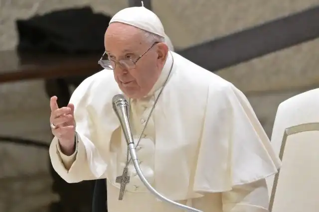 El papa Francisco permite que los sacerdotes católicos bendigan a las parejas del mismo sexo