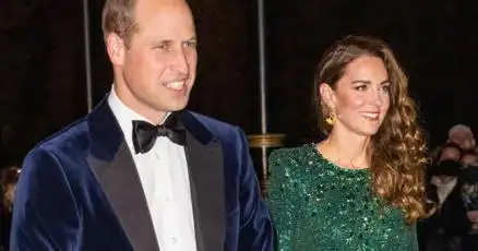 El príncipe William visita a su esposa Catherine, princesa de Gales, en el hospital después de ser aclamado como su roca
