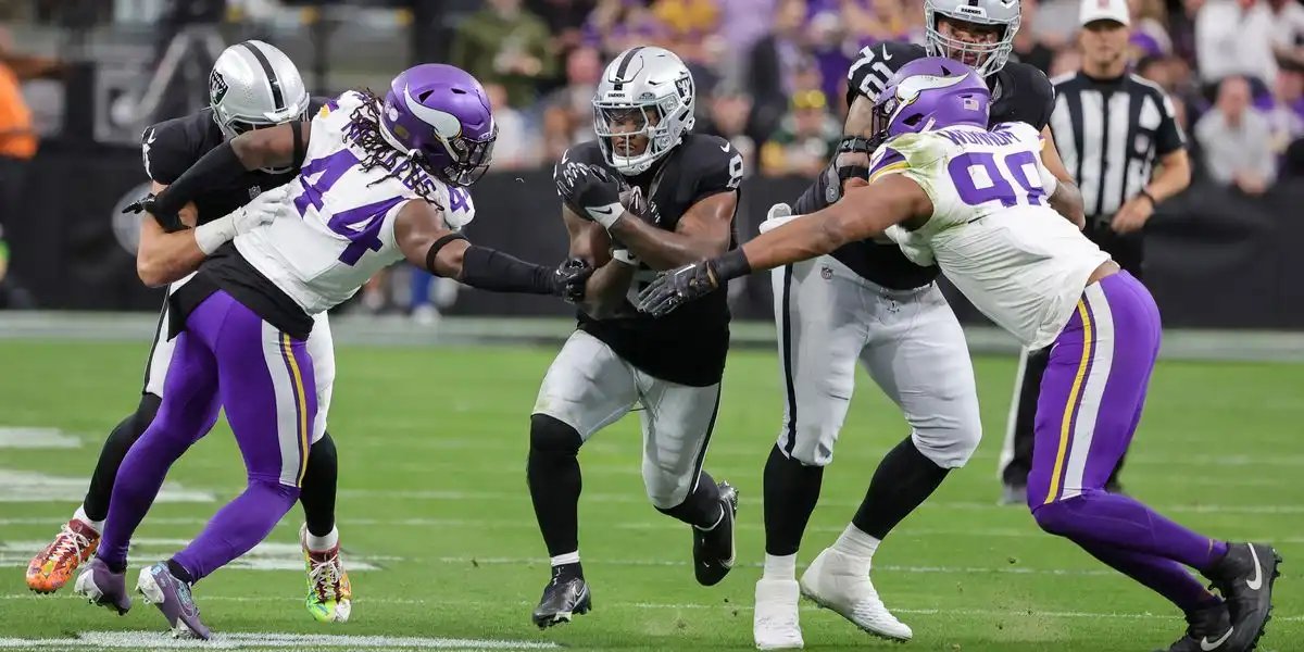 Raiders Chargers inactivos Maxx Crosby Davante Adams jugando