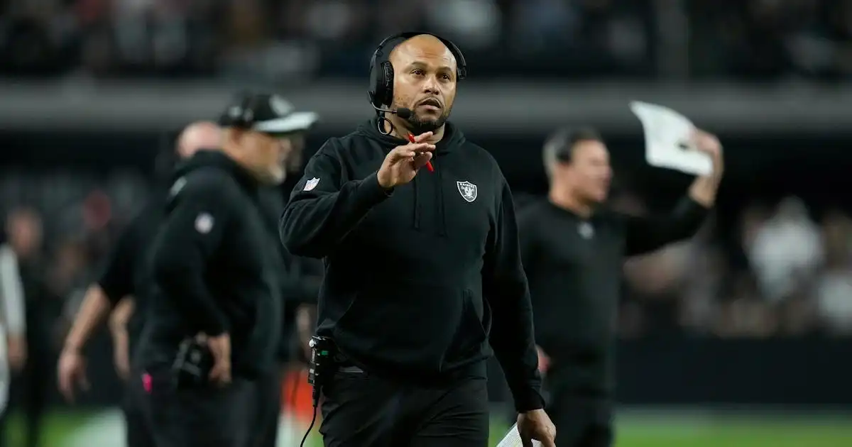 Los Raiders eliminan la etiqueta de interino y contratan a Antonio Pierce como entrenador en jefe