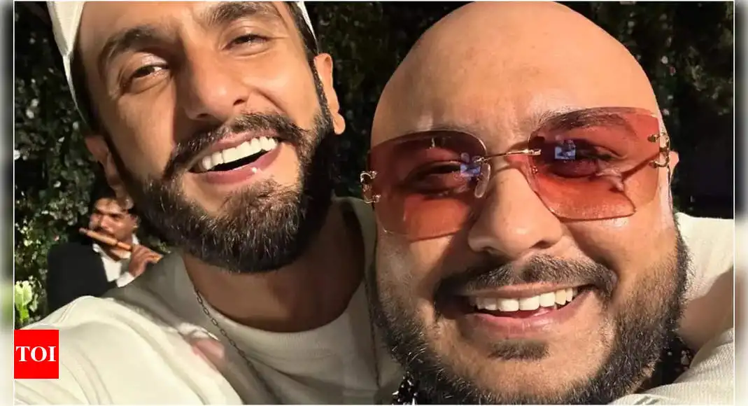 Ranveer Singh abraza a B Praak en la ceremonia previa a la boda de Anant Ambani Radhika Merchant