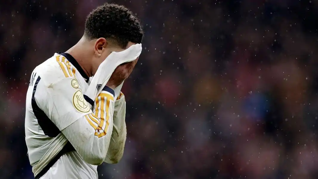 El entrenador del Real Madrid critica el planteamiento en la derrota del Atlético de Madrid y confirma que el jugador será baja