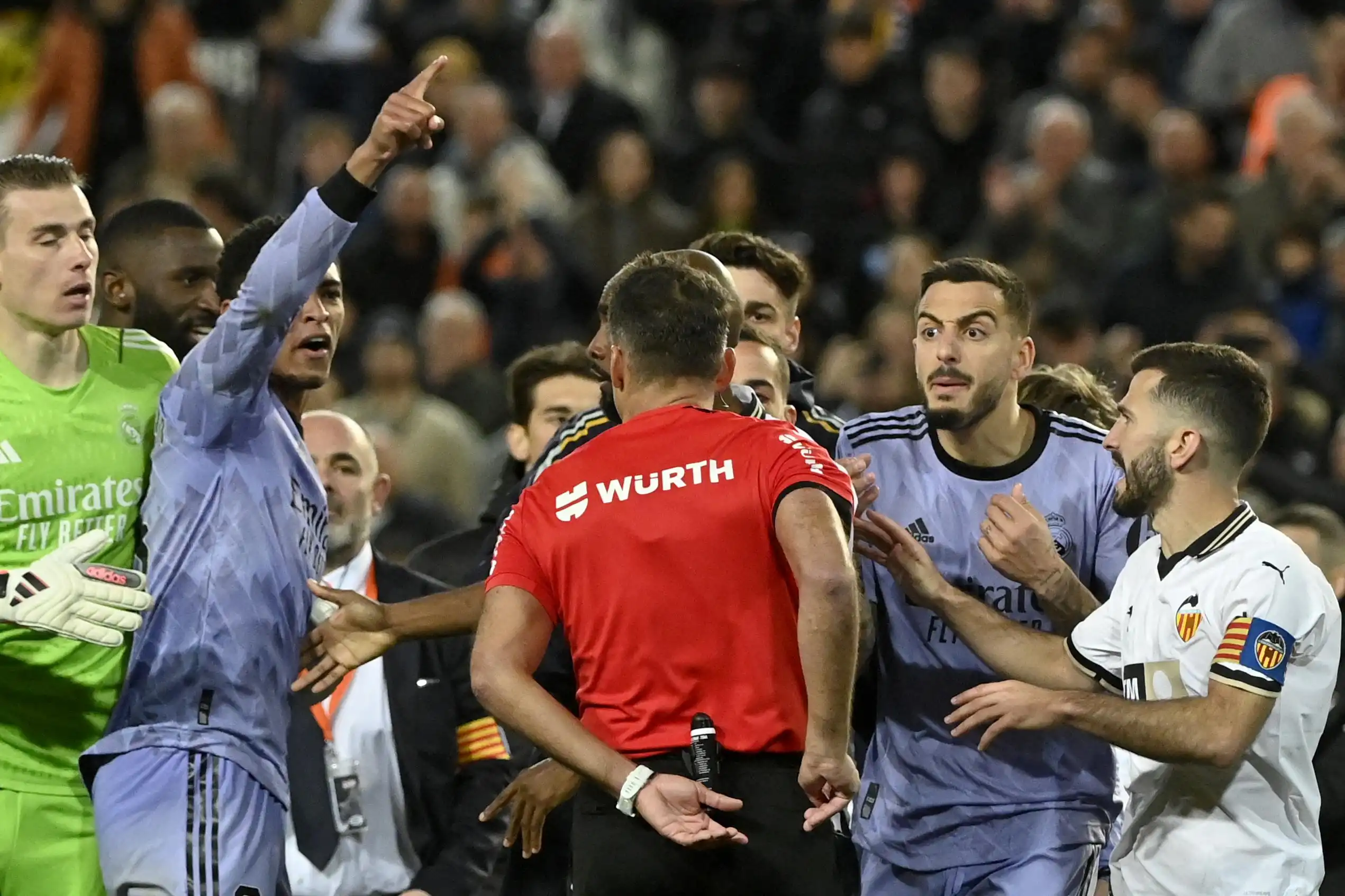 Gol anulado al Real Madrid: empate polémico del Valencia, tarjeta roja a Bellingham en Mestalla