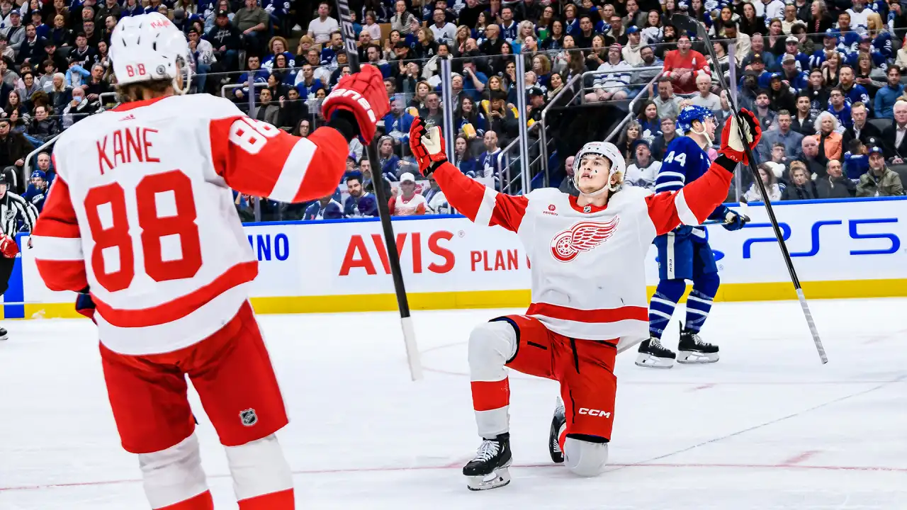 RESUMEN: El ganador del juego de poder de Larkin OT, Red Wings, venció a Maple Leafs 5-4 Detroit Red Wings
