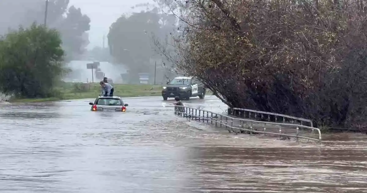 Lluvias e inundaciones récord golpean San Diego