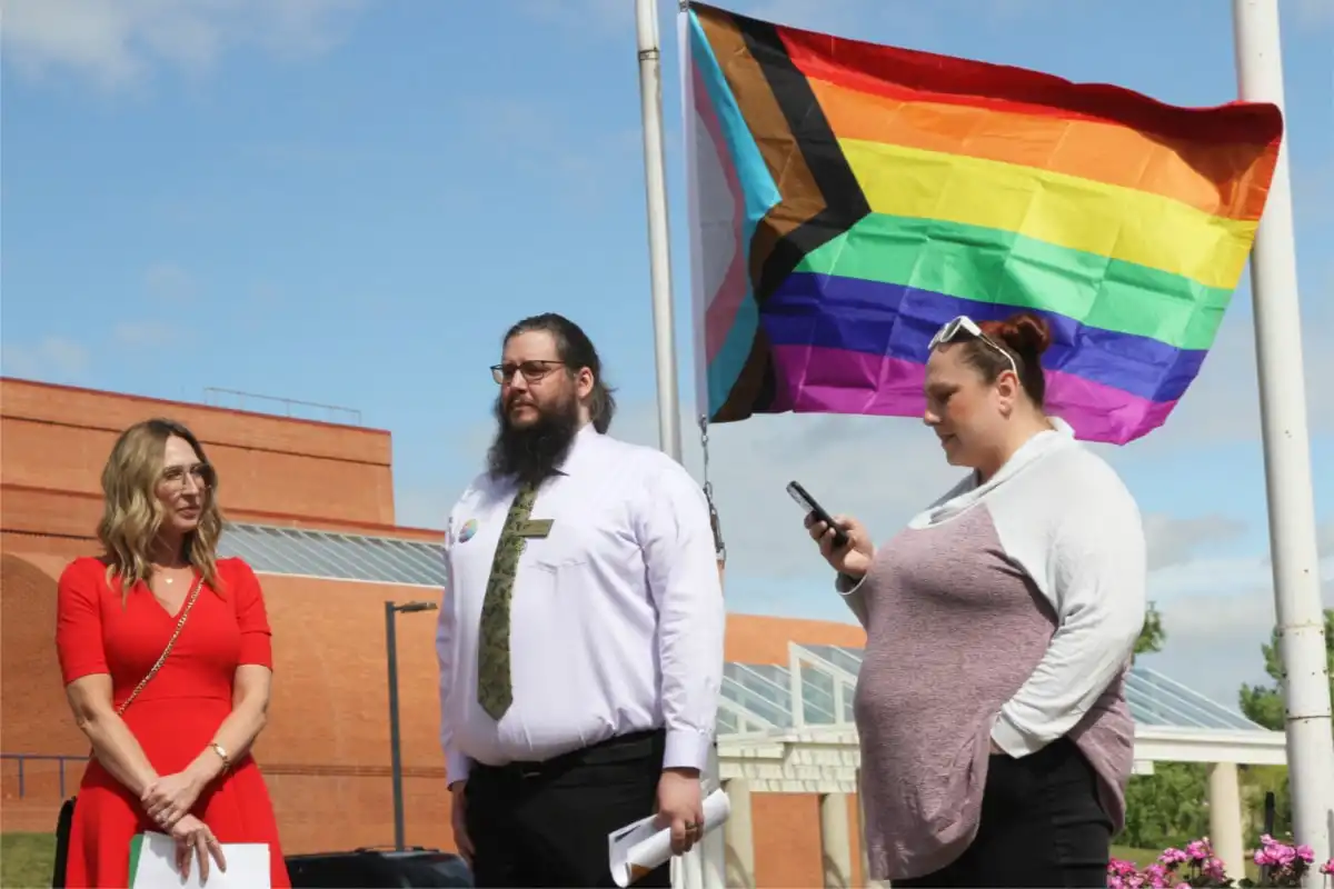 El Politécnico de Red Deer iza la bandera del Orgullo Progresista