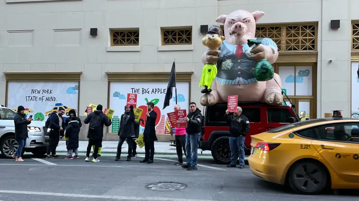 Los árbitros protestan contra las oficinas de la MLS NYC antes del primer partido de la temporada de Lionel Messi en Inter Miami