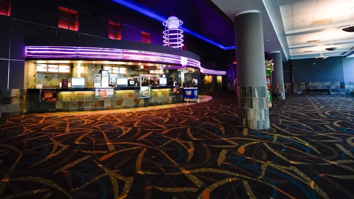 Cine Regal Governor's Square a la venta: listado en $4.6 millones