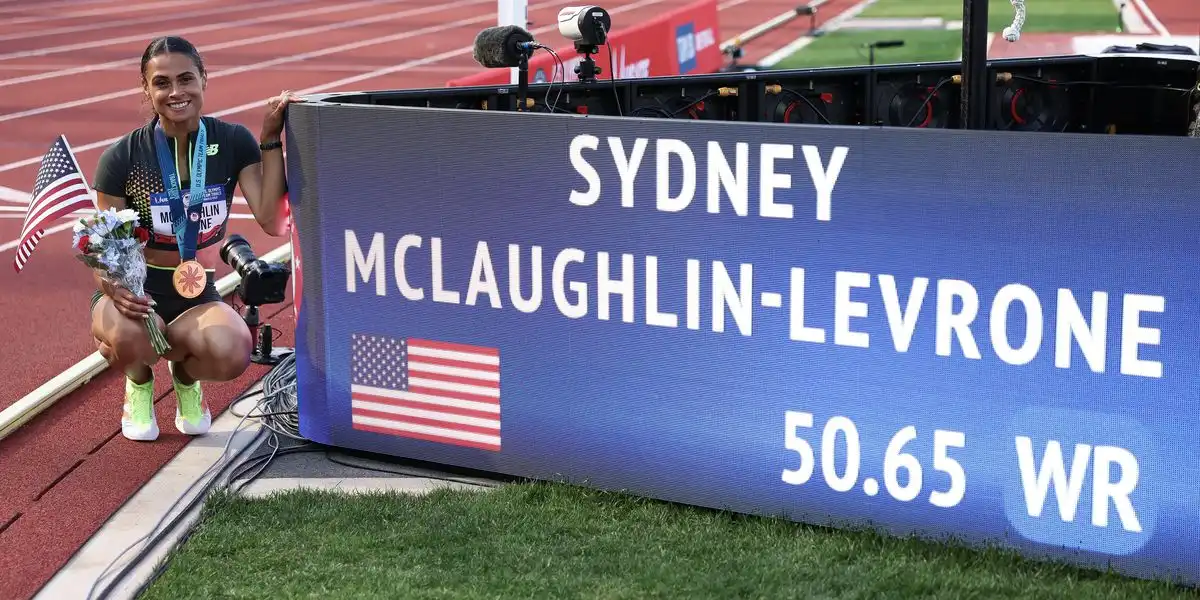 La actual campeona olímpica de atletismo, Sydney McLaughlin-Levrone, bate el récord mundial
