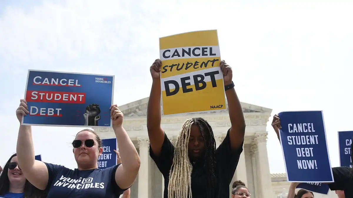 Los republicanos critican la condonación de préstamos estudiantiles como una 