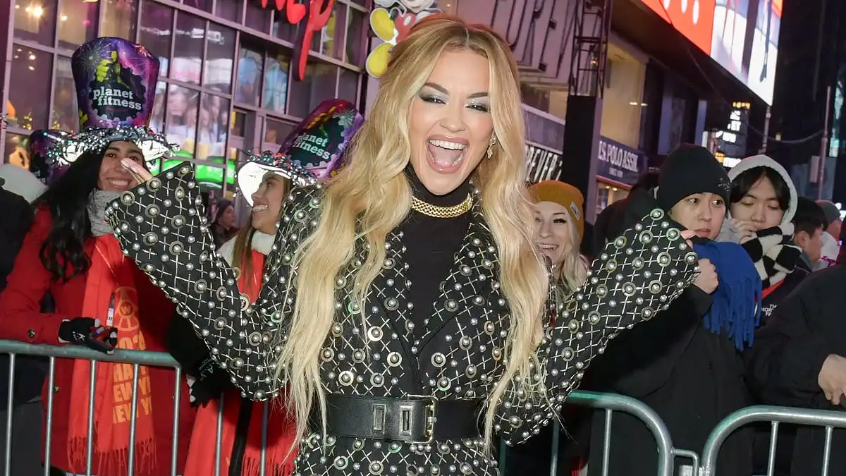 Rita Ora modela un abrigo deslumbrante para ser la anfitriona de la víspera de Año Nuevo
