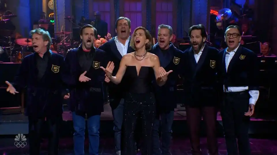 Ryan Gosling, Matt Damon y Lorne Michaels inician a Kristen Wiig en el club de los cinco jugadores de SNL
