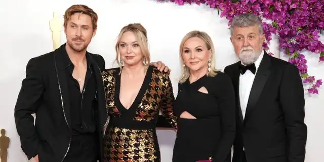 Ryan Gosling camina por la alfombra roja de los Oscar con su familia