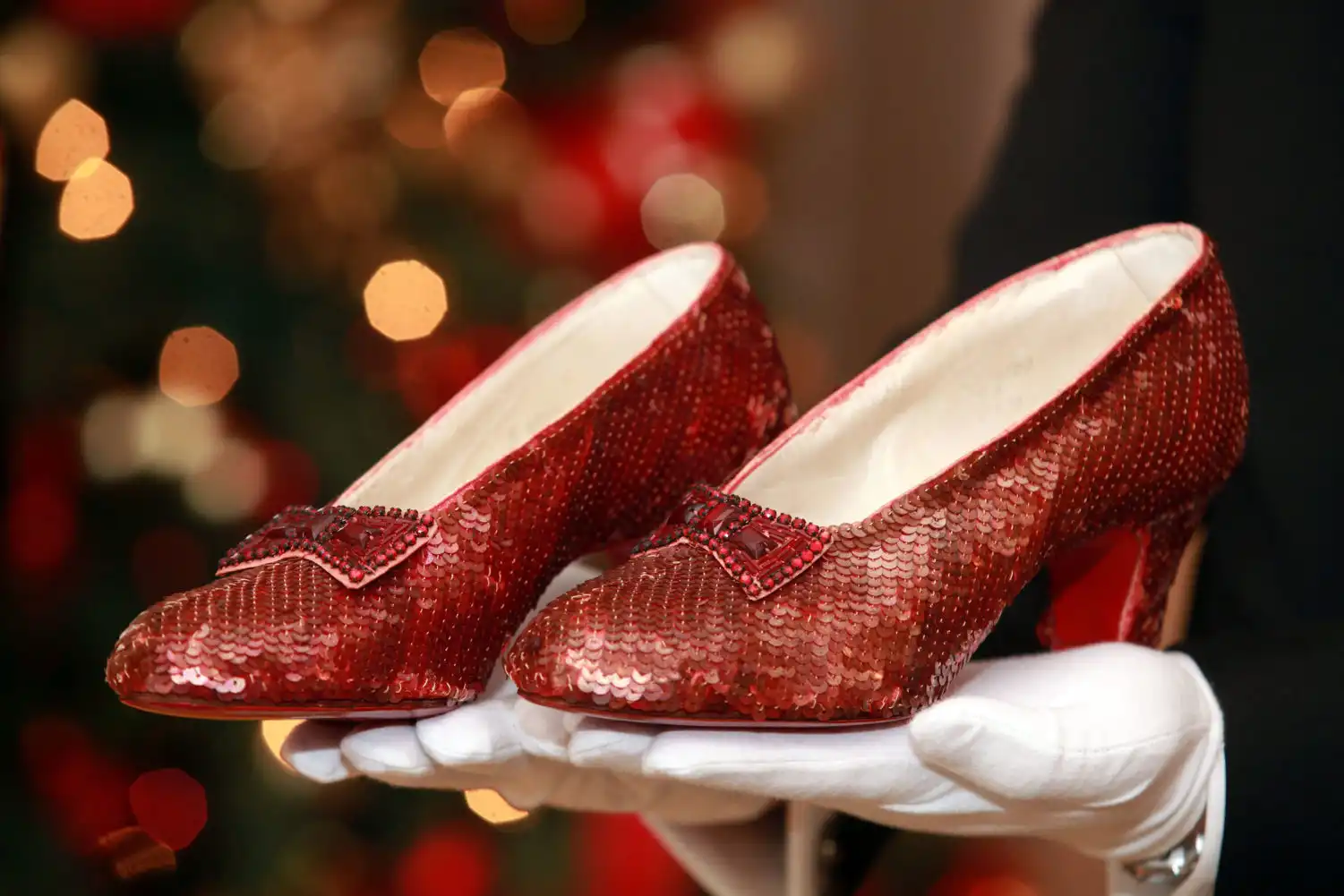 La saga de las zapatillas de rubí robadas termina en el Museo del Mago de Oz | Noticias de Artnet