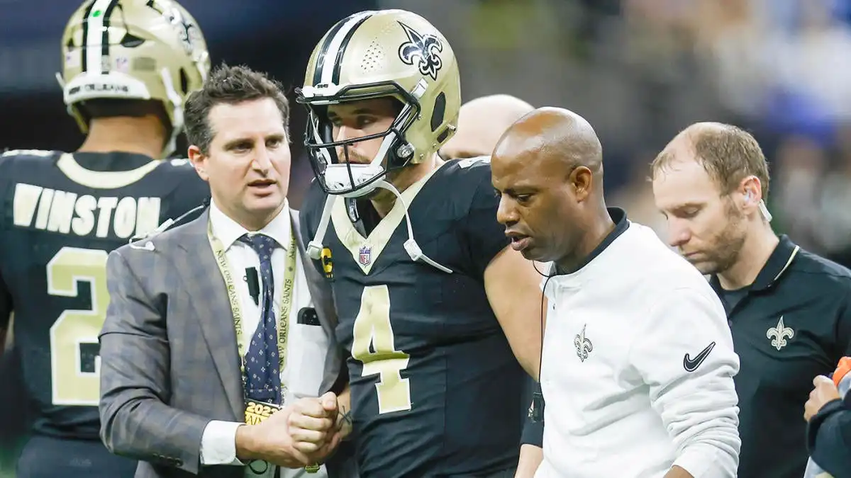 El protocolo de conmoción cerebral del mariscal de campo de los Saints, Derek Carr, evaluó por segunda vez la temporada una lesión en las costillas