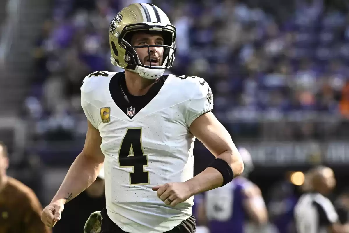 El mariscal de campo de los Saints, Derek Carr, fue descartado temprano en la derrota ante los Vikings por conmoción cerebral y lesión en el hombro