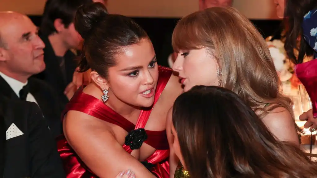 Selena Gomez supuestamente le lee los labios a Taylor Swift sobre Timothée Chalamet en un video viral de los Globos de Oro