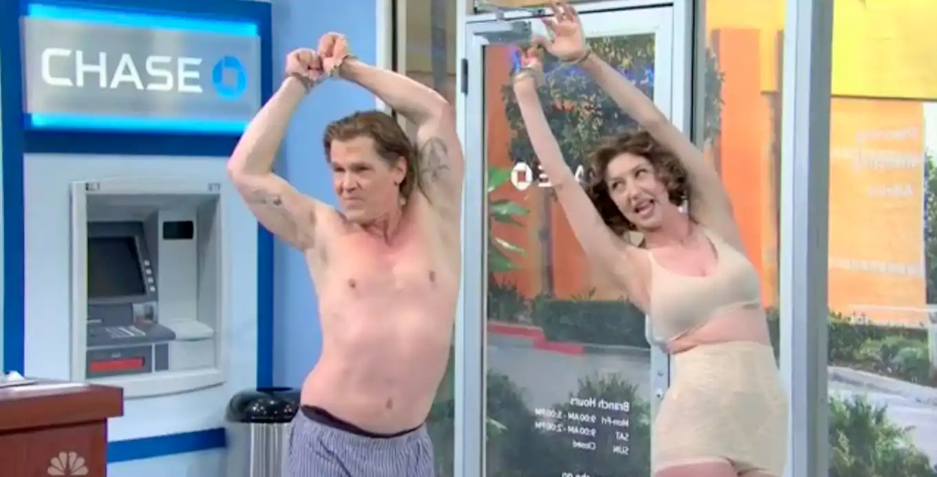 SNL Josh Brolin Heidi Gardner Frustra el Robo De Un Banco Con Strip-Kinky Act