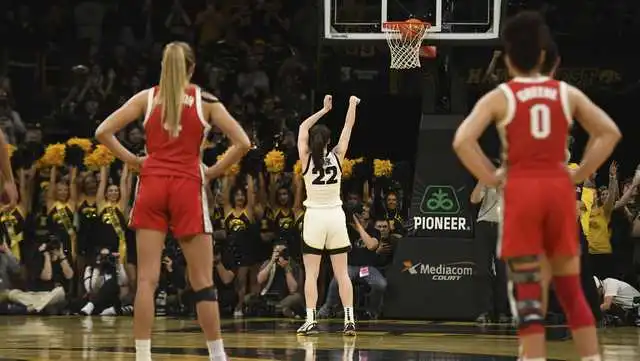 Las redes sociales reaccionan a la actuación récord de la estrella del baloncesto de Iowa