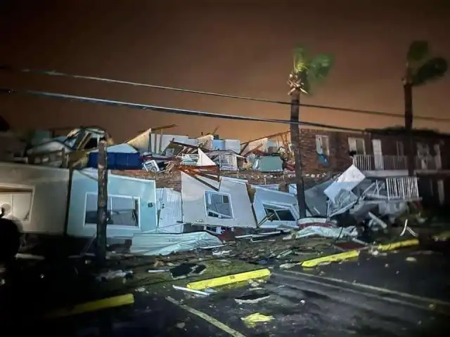 Tormenta en expansión azota a tornado en Florida reporta daños