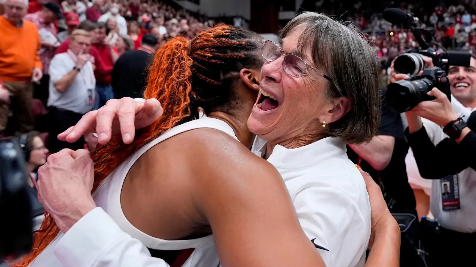 La entrenadora de Stanford, Tara VanDerveer, hace historia como la entrenadora más ganadora de la NCAA