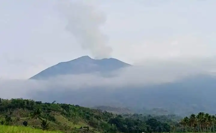 Se declara el estado de calamidad para 2 zonas afectadas por la erupción del volcán Kanlaon