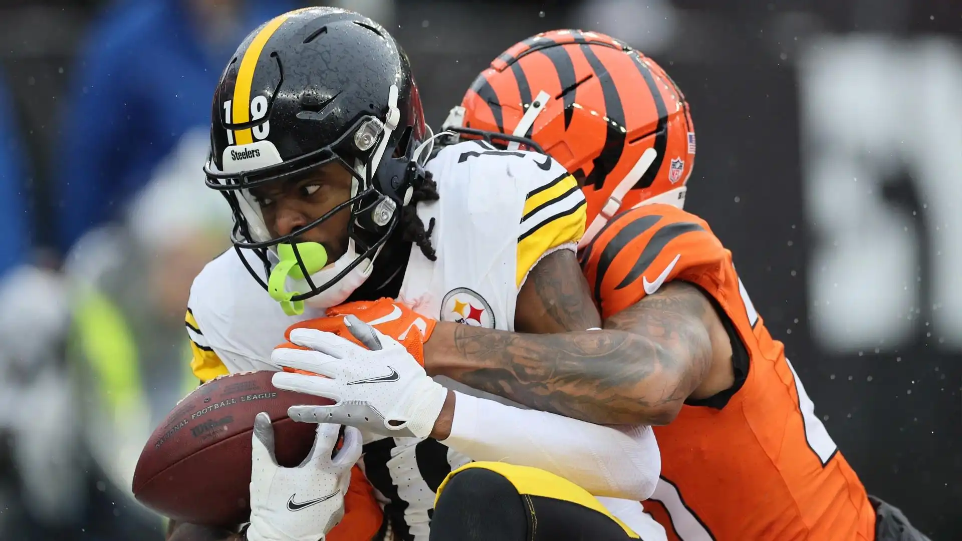 Steelers: Diontae Johnson pierde el balón y los Bengals no hacen esfuerzo