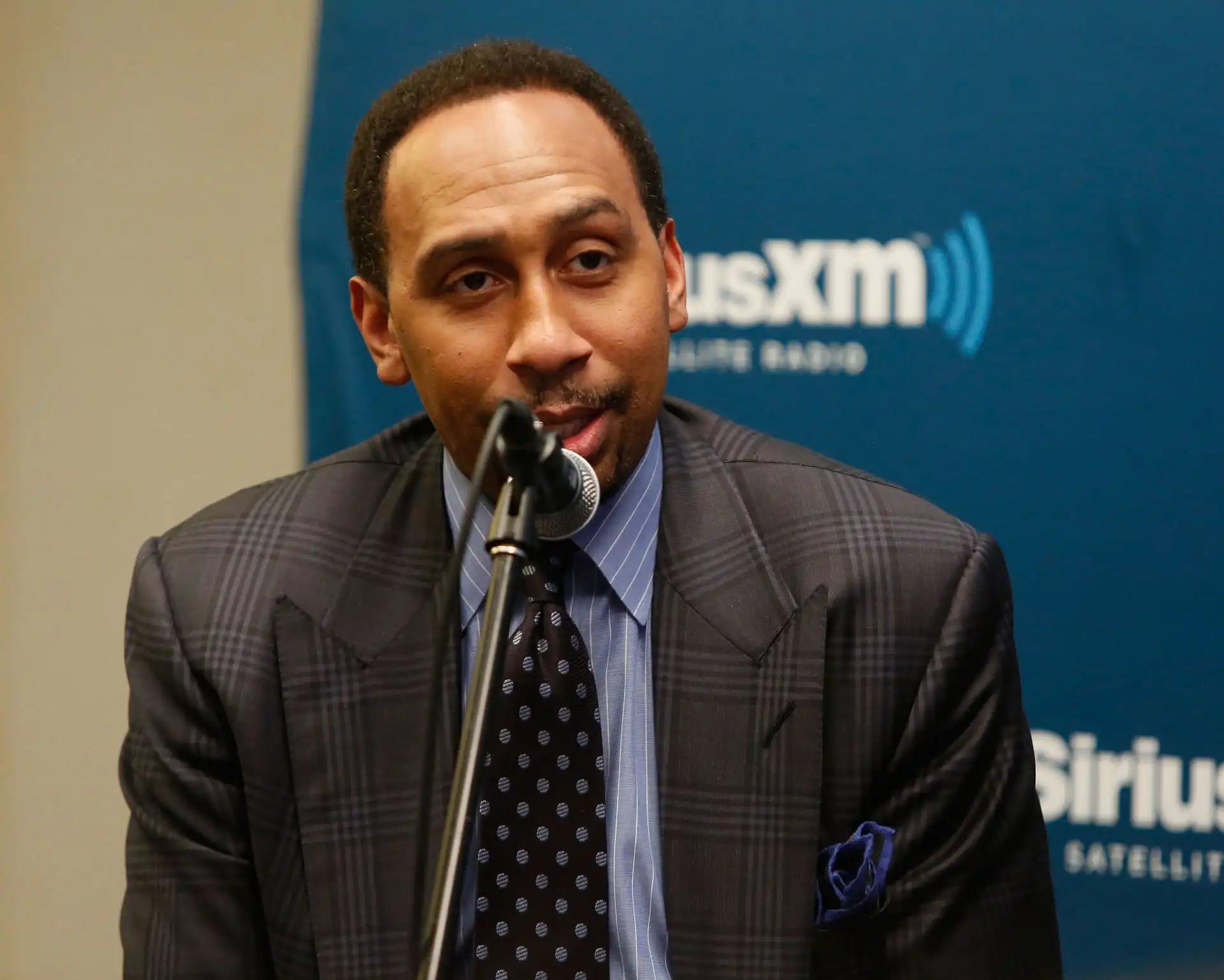 Stephen A. Smith defiende a la novia de Travis Kelce de las críticas de Tony Dungy