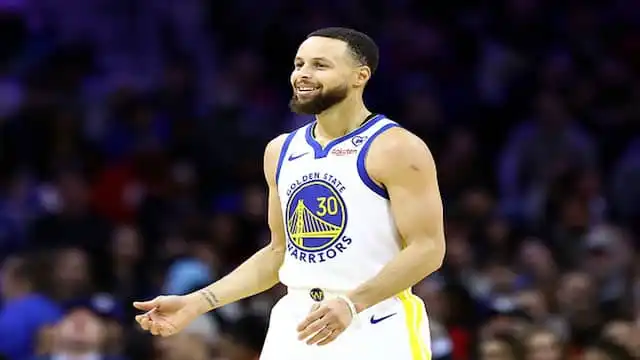 Stephen Curry muestra sus habilidades como mariscal de campo en los calentamientos antes del enfrentamiento entre Warriors vs 76ers - VER