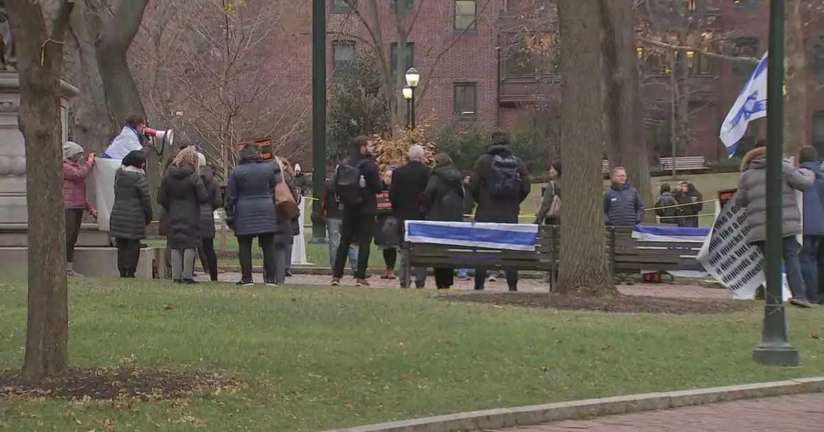 Estudiantes protestan contra la presidenta de la Universidad de Pensilvania, Liz Magill, por comentarios sobre audiencia sobre antisemitismo