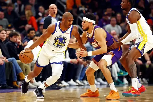 Kevin Durant, de los Suns, mantiene a raya a los Warriors