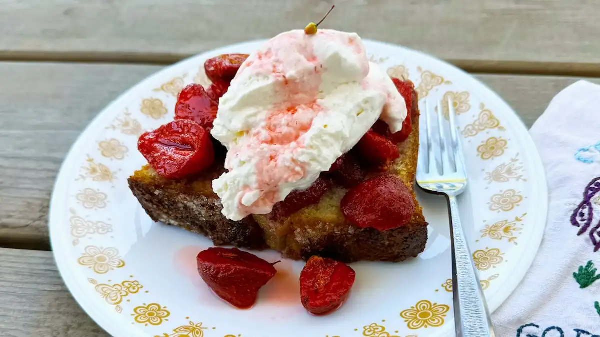 Despacho superabundante: Compota de flor de fresa y tilo con tarta de vainilla y suero de leche y bocadillos de noticias