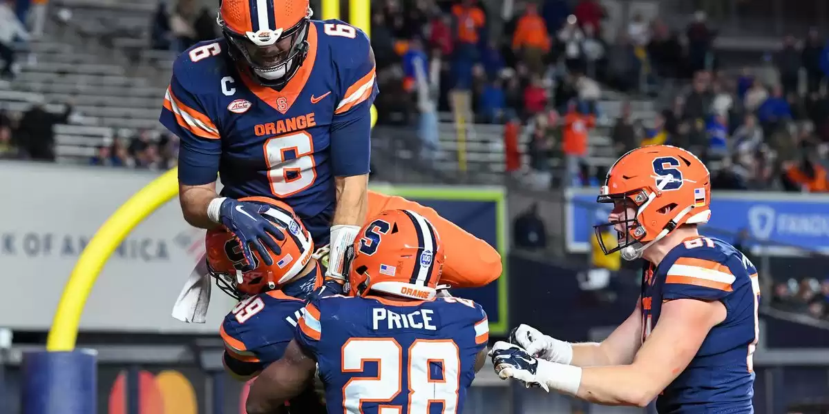 Fútbol de Siracusa Naranja muestra pelea de corazón Bronx