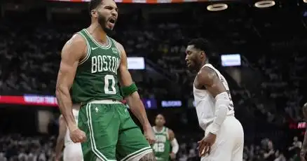 Tatum anota 33 puntos y Celtics vencen 106-93 a Cavaliers