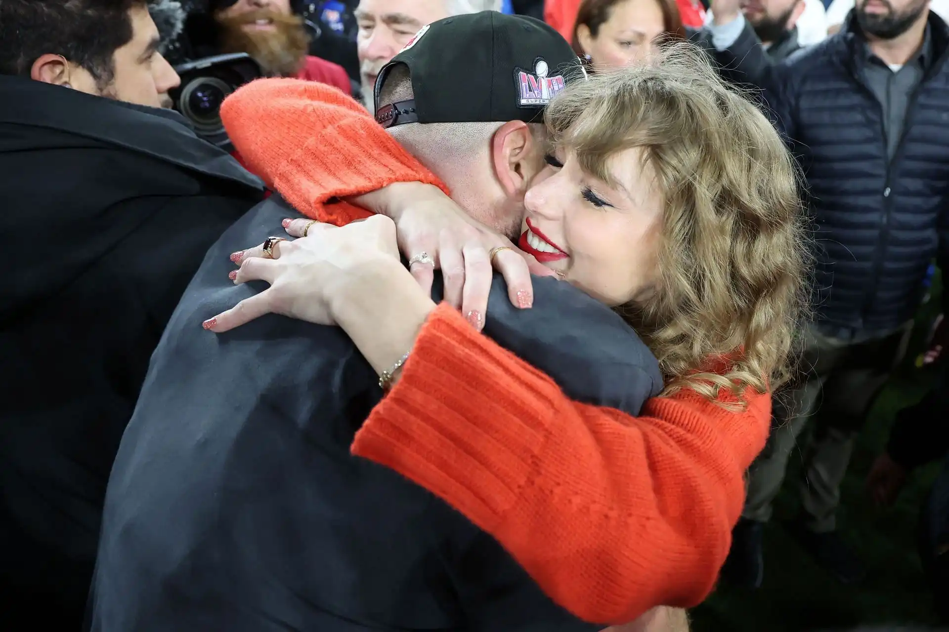 Taylor Swift destaca el brazalete de diamantes de $5680 diseñado por Michelle Wie West durante la celebración de los Kansas City Chiefs