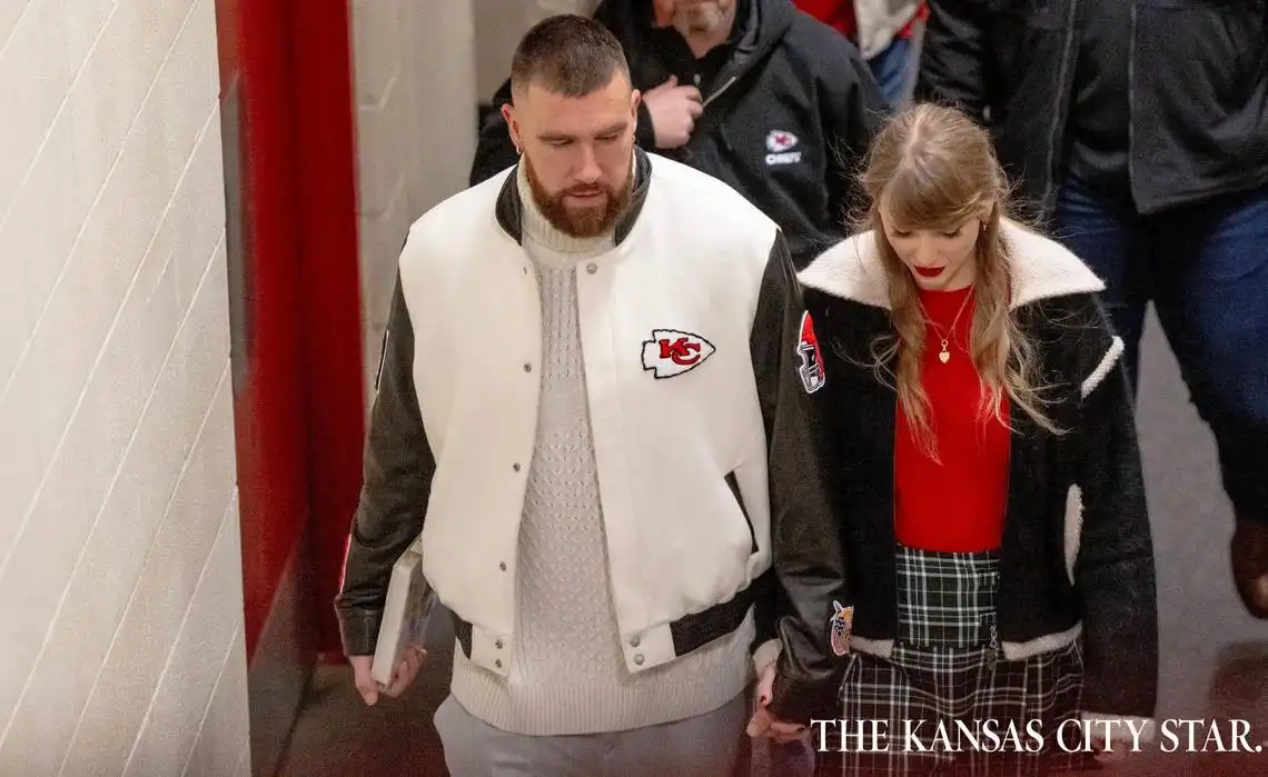 Taylor Swift Travis Kelce celebra el disfraz de oso de Nochevieja