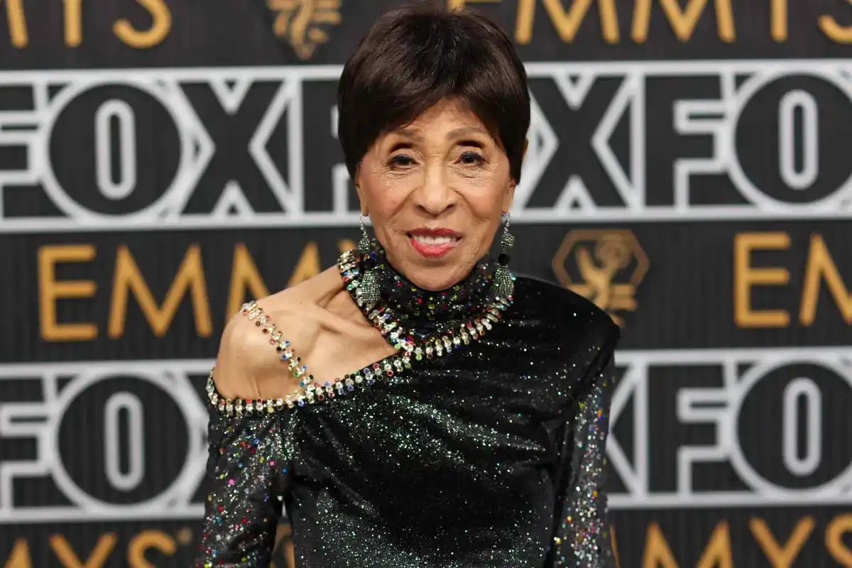 La estrella de The Jeffersons, Marla Gibbs, sorprende en la alfombra roja de los Emmy a los 92 años