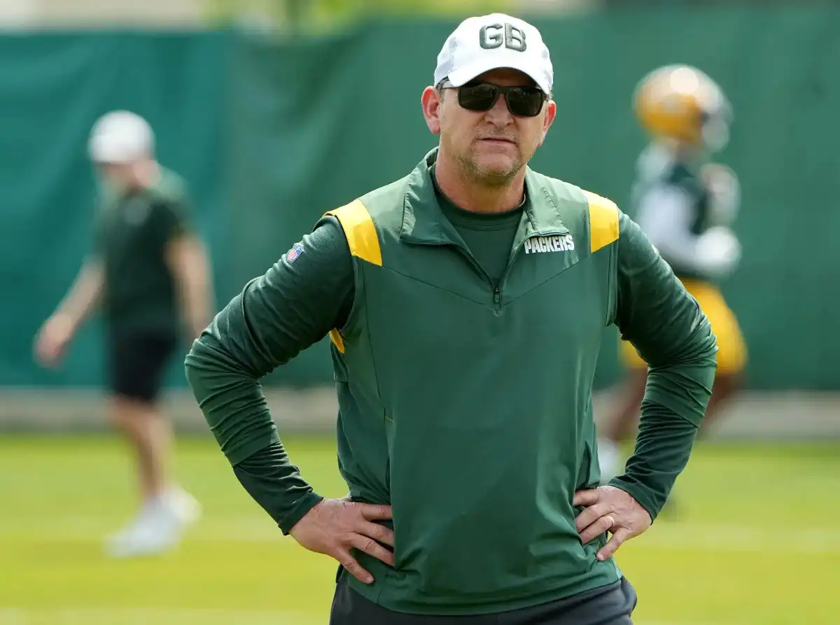 The Onion ensarta a Green Bay Packers, al coordinador defensivo Joe Barry después de un esfuerzo defensivo contra Tampa Bay