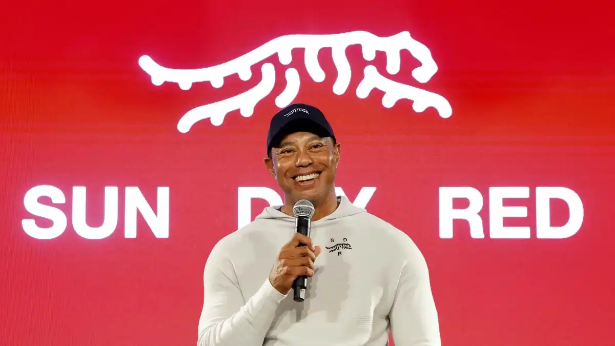 La línea de ropa Tiger Woods Sun Day Red atrae opiniones del mundo de la moda