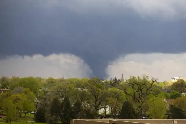 Tornado causa graves daños en suburbios de Omaha y arrasa Nebraska