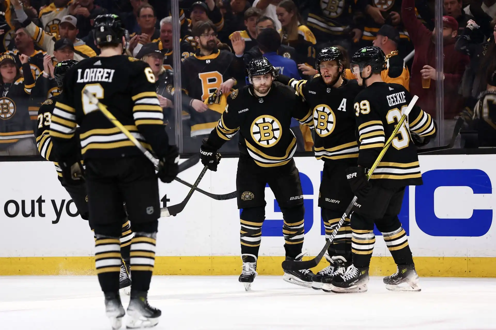 Toronto enloqueció eliminado a los Leafs ganan la serie 18 tiros Los fanáticos de la NHL reaccionan a la derrota de los Boston Bruins en el Juego 4 de los Florida Panthers