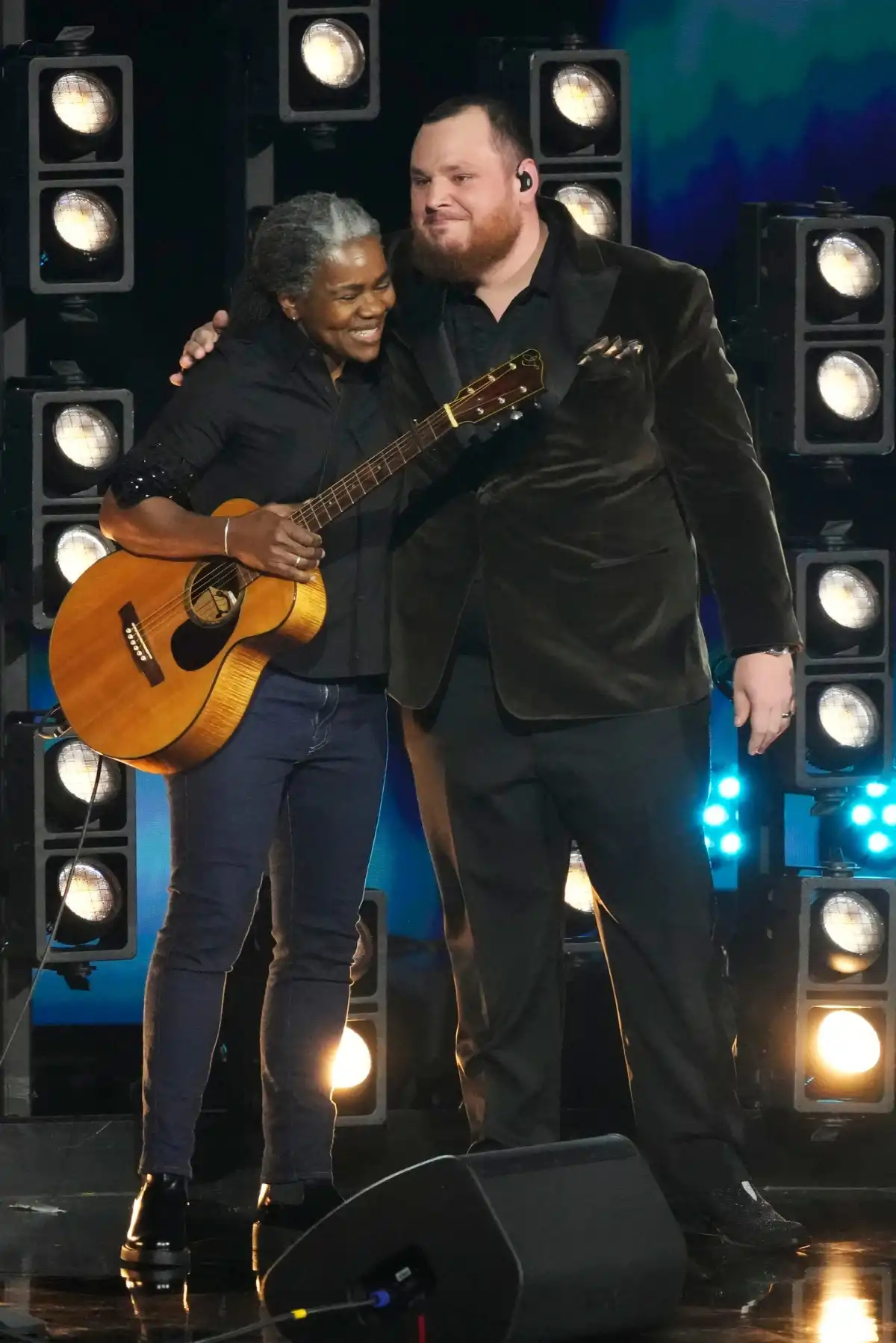 Tracy Chapman y Luke Combs interpretan a dúo 'Fast Car' en los Premios Grammy 2024 - Yahoo Sports