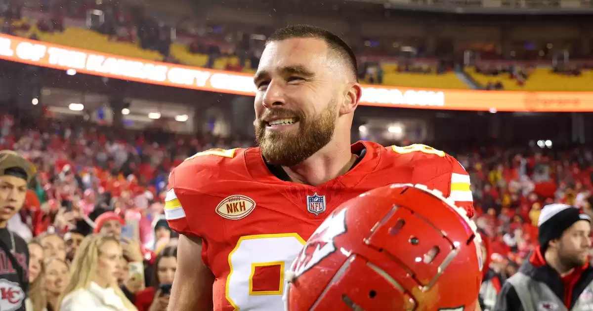 Travis Kelce Dulce Reacción Fan Chico en la firma de los Chiefs