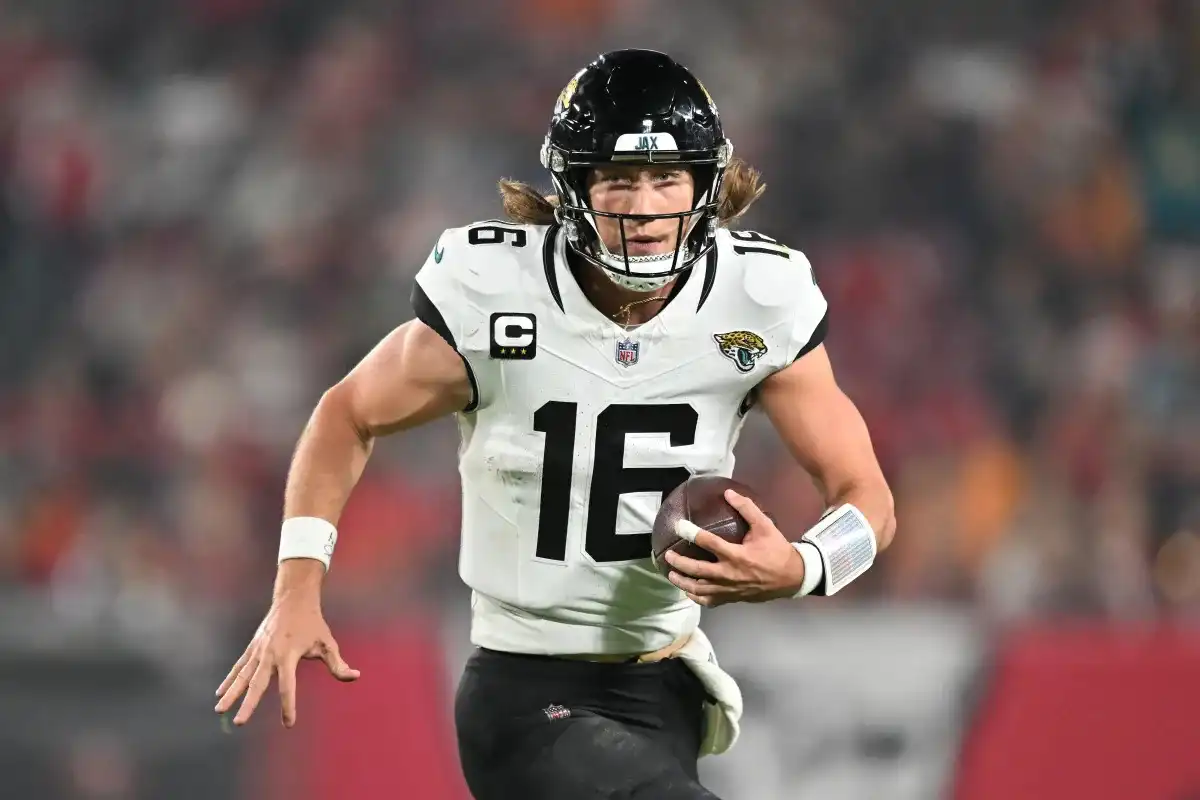 Trevor Lawrence, mariscal de campo de los Jaguars, lesión en el hombro en la derrota ante los Bucs