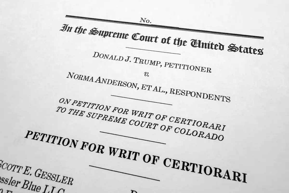 Trump se defiende ante la Corte Suprema, niega ser insurrecto y llama a la paz, el patriotismo, el respeto a la ley y el orden el 6 de enero