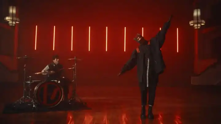 Twenty One Pilots regresa con su nuevo single Overcompensate. ¡Mira el video musical con letra!