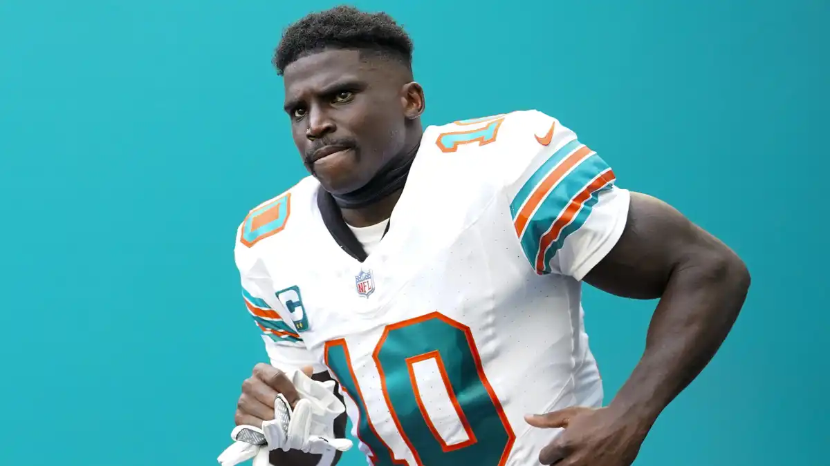 Tyreek Hill demandó a un influencer de las redes sociales que afirma que la estrella de los Dolphins se rompió la pierna