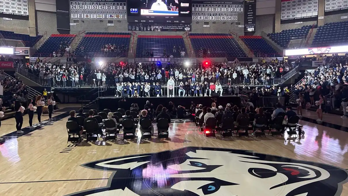 El equipo de baloncesto masculino de UConn regresa para dar la bienvenida al rally en casa - Reconocimiento de Husky Nation